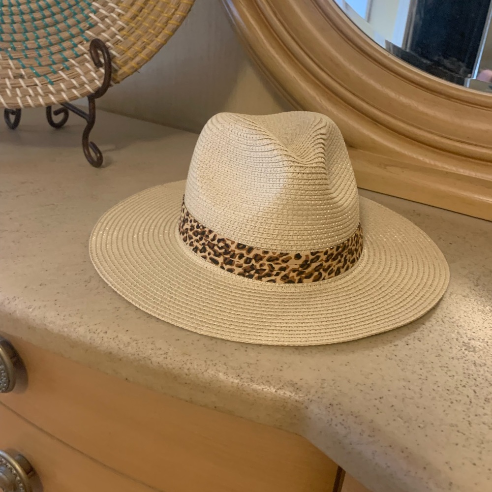 Fedora Beige Straw With Leopard Band
